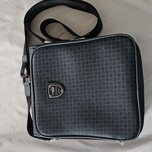 NWOT. CROSSBODY BAG.